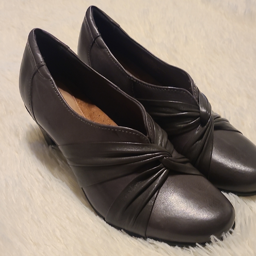 COBB HILL New‎ Balance Elegant Gray Women's Leather 2" Heel Shoes - Size 9N
